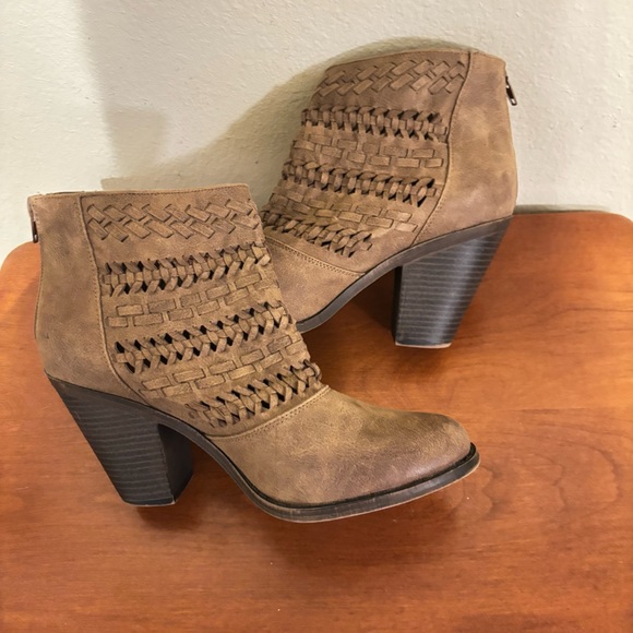 New Fergalicious Fergie Wanderer Booties Block Heel Women's Ankle Boots … - Picture 8 of 10
